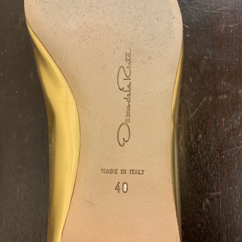Oscar de La Renta gold flat shoe - Picture 6 of 7